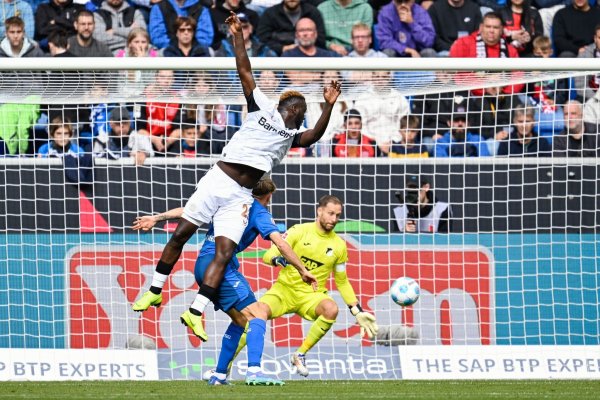 Victor Boniface hat beim Leverkusener Sieg in Hoffenheim für einen kuriosen Torjubel gesorgt. - © Uwe Anspach/dpa