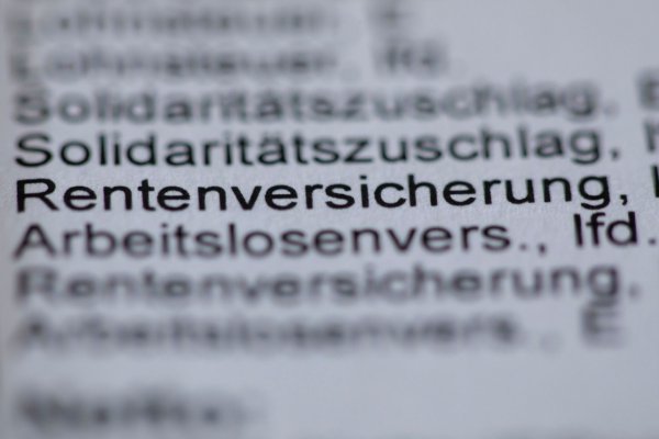 Die Beitragsbemessungsgrenze in der Rentenversicherung liegt aktuell bei 7550 Euro im Westen und 7450 Euro im Osten - künftig soll sie deutlich steigen auf 8050 Euro im Monat. (Symbolbild) - © Jens Büttner/dpa-Zentralbild/ZB
