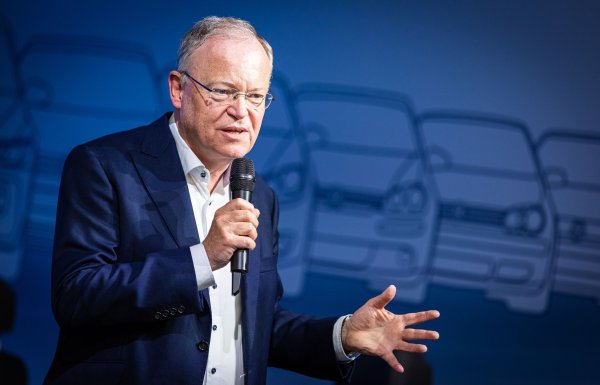Niedersachsens Regierungschef Weil, hier bei einer Feier zu 50 Jahren VW Golf, wartet auf die Einführung günstigerer VW-Modelle. - © Moritz Frankenberg/dpa