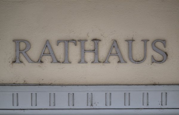 Kommunale Brandmauer zur AfD hält weitgehend. (Symbolbild) - © Robert Michael/dpa