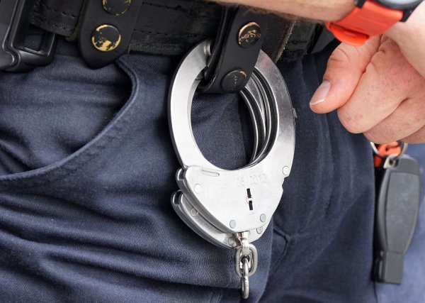 Ein Jahr nach dem Urteil sitzt der 36-jährige Kriminelle nun doch hinter deutschen Gefängnisgittern. - © Soeren Stache/dpa