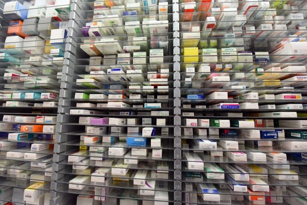 Ein seit 2023 gültiges Bundesgesetz zur Lieferengpass-Bekämpfung zeige fast keine Wirkung, moniert der Apothekenvertreter. (Archivbild) - © Waltraud Grubitzsch/dpa