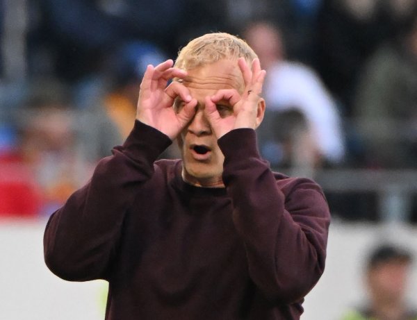 Sucht nach Lösungen: Schalkes angeschlagener Coach Geraerts. - © Uli Deck/dpa