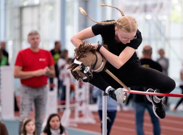 Beim Hobby-Horsing braucht es Ausdauer - die Sportart kommt aus Finnland. (Archivbild) - © Boris Roessler/dpa