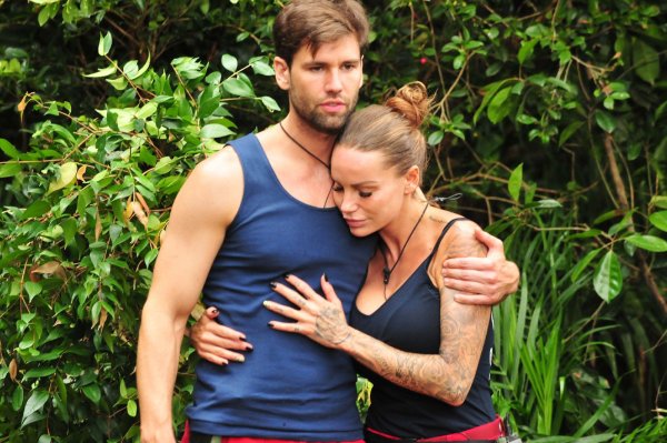 Gina-Lisa Lohfink und Alexander "Honey" Keen (Team "Base Camp") mussten beim vierten Dschungelduell um die heiß begehrten Sterne kämpfen. - © RTL / Stefan Menne