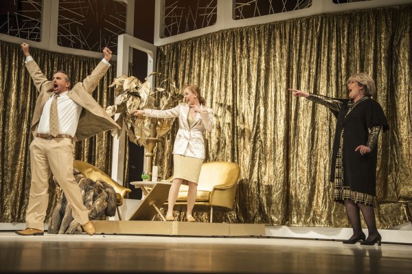Eine Spielszene von "Drei Männer im Schnee". - © Landestheater/Schomburg