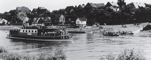Lang ist es her: Früher haben in Erder nicht nur Ausflugsdampfer angelegt, das Weserdorf ist auch ein wichtiger Umschlagplatz für den Güterverkehr auf dem Wasserweg gewesen. - © Foto: privat