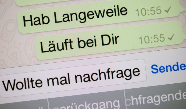 «Läuft bei Dir» als WhatsApp-Nachricht: Das «Jugendwort des Jahres» ist ein Satz: «Läuft bei Dir» als Synonym für cool oder krass wurde in diesem Jahr gekürt, wie der Langenscheidt-Verlag am Montag in München mitteilte. - © dpa