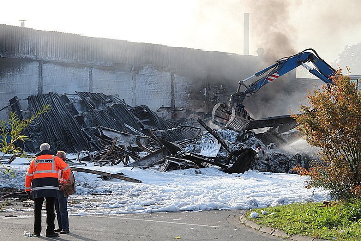 Seit den frühen Morgenstunden bekämpfen die Einsatzkräfte den Brand bei der Firma Tönsmeier. - © Foto: Gocke