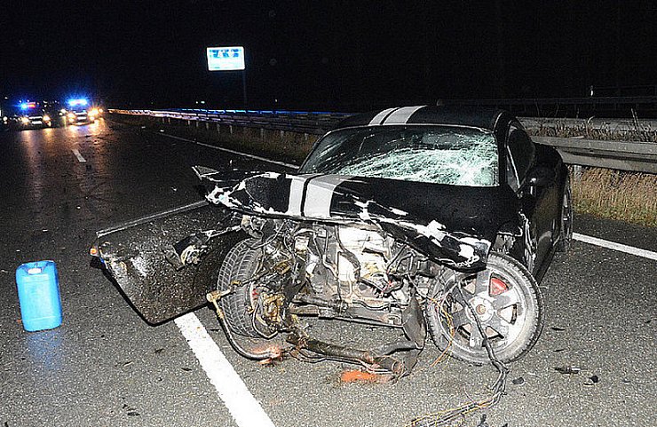 Dieser Wagen wurde auf der Autobahn schwerst beschädigt. - © FOTO: ANDREAS EICKHOFF