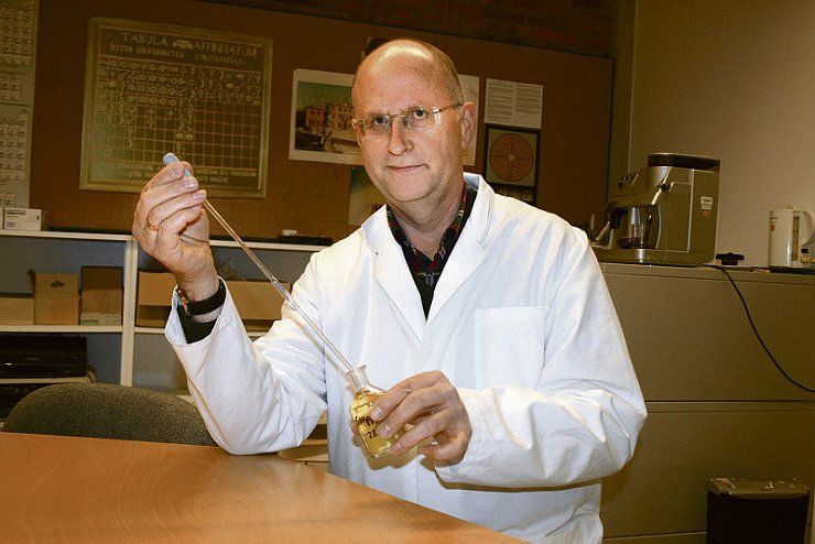 Unscheinbar: Michael Sietz präsentiert das ?Goldwasser?. Mit einer Pipette holt der Professor das kolloidale Gold aus der Flasche. Mit dem entsprechenden Wirkstoff beladen, könnte das Nanogold gespritzt oder per Tropfen verabreicht werden. - © FOTO: TORSTEN WEGENER