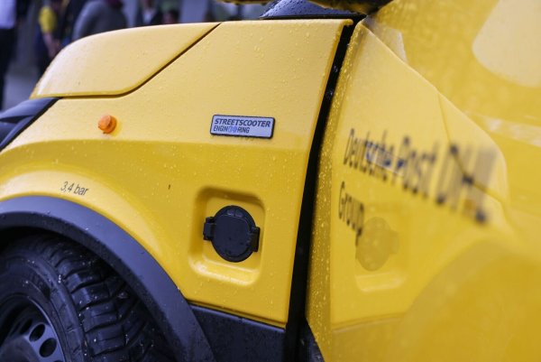 Ein elektrisch betriebenes Fahrzeug (Streetscooter) der Deutsche Post DHL Group. - © Jan Woitas/dpa