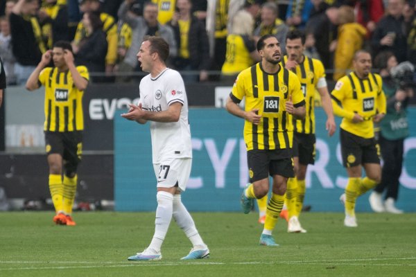 Frankfurts Mario Götze reagiert auf dem Platz. - © Bernd Thissen/dpa/Archivbild