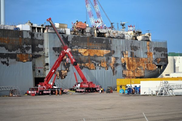 Der schwer beschädigte Autofrachter «Fremantle Highway» lag vor seiner Weiterreise nach Rotterdam in Eemshaven. - © Lars Penning/dpa
