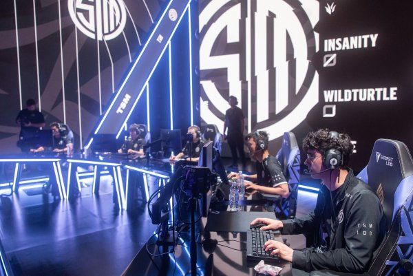 Shopify Rebellion übernimmt in der LoL-Liga LCS neben dem Startplatz auch die Spieler von TSM. - © Riot Games/dpa