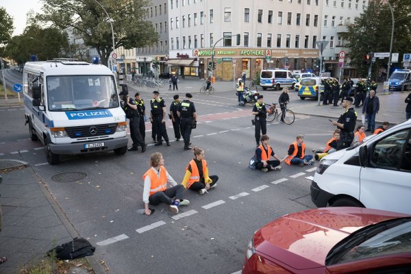 Aktivisten der Klimaschutzgruppe Letzte Generation während einer Straßenblockade auf dem Mehringdamm in Berlin. - © Sebastian Christoph Gollnow/dpa