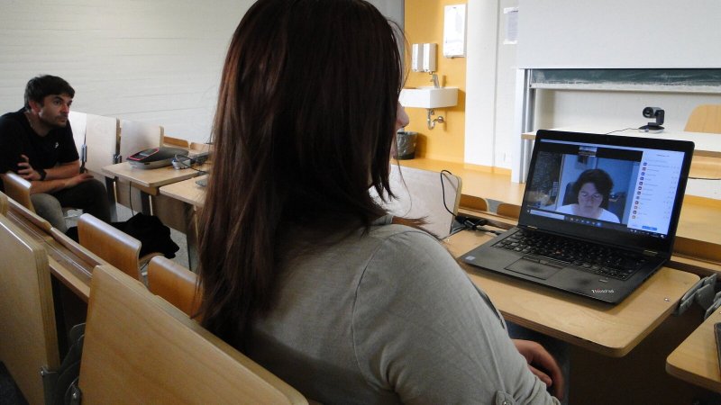 Studenten diskutieren mit Kerstin Vieregge über Europa Lokale