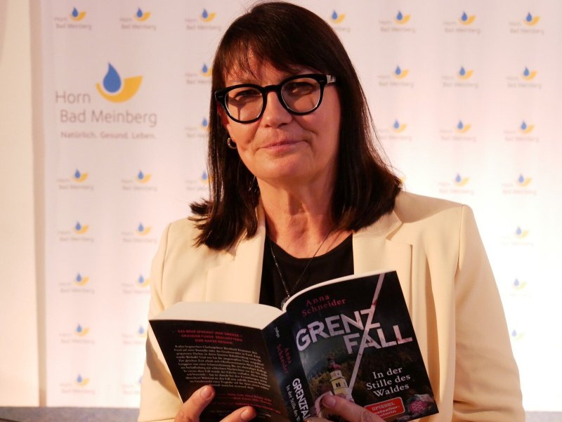 Lesung im Kurtheater Anna Schneider zeigt die dunkle Seite der