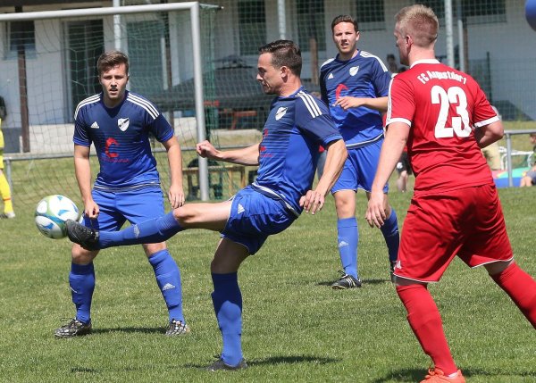 Überlegt: Asemissens Diego Giesbrecht Ketler passt das Leder zu einem Mitspieler. Der Augustdorfer Marco Mescheder (Nummer 23) schaut zu. - © Paul Cohen