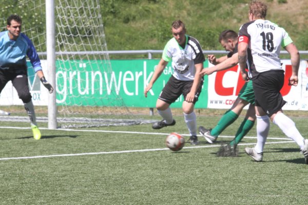 Abgezogen: Lüdenhausens Lukas Stock (grünes Trikot) setzt sich gegen Oerlinghausens Rene Kronshage (links) und Marcel Berkemeier (rechts) durch. Doch sein Schuss erreicht nicht das anvisierte Ziel. - © Dietmar Welle