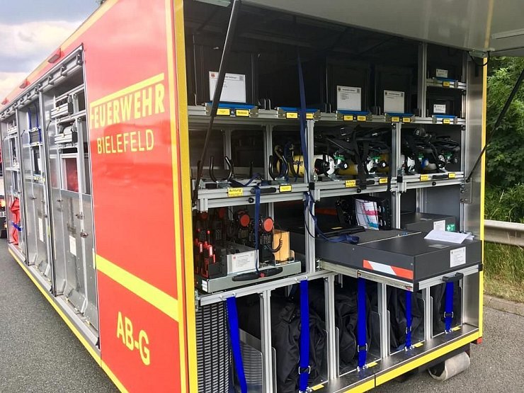 Gefährlicher Stoff auf der A2 bei Bielefeld wird untersucht. - © Jens Reichenbach