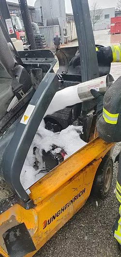Dieser gasbetriebene Gabelstapler eines holzverarbeitenden Betriebs stand am Freitag pl&ouml;tzlich in Flammen. Die Feuerwehr bef&ouml;rderte ihn ins Freie und l&ouml;schte nach. - &copy; Feuerwehr Barntrup