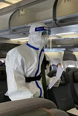 Beamter der chinesischen Gesundheitsbeh&ouml;rde - &copy; Foto: Andreas Landwehr/dpa