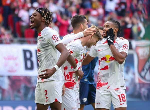 Leipzigs Mohamed Simakan (l-r), Dominik Szoboszlai, Timo Werner und Christopher Nkunku jubeln. - © Jan Woitas/dpa/Archivbild