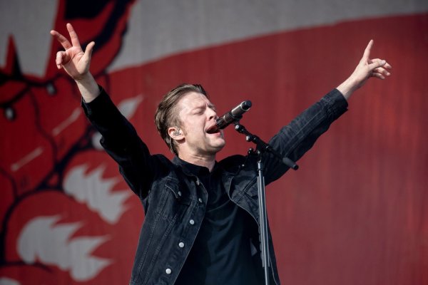 Björn Dixgård, Sänger der schwedischen Band Mando Diao, auf dem Hurricane Festival 2022. - © Hauke-Christian Dittrich/dpa
