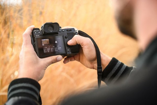 Systemkamera - © Foto: Sina Schuldt/dpa-tmn