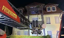 Die Einsatzkr&auml;fte sichern die Reste der Balkontr&uuml;mmer. - &copy; Freitag TV