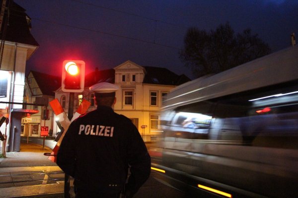 Morgens um kurz nach 7: Ein Autofahrer hatte es am Dienstag besonders eilig. Am Bahnübergang in Schötmar ignorierte er das Rotlicht. Der Bezirksbeamte Daniel Wiens geht hier Streife. Er erlebt, dass Fußgänger an den geschlossenen Halbschranken vorbeigehen und den Übergang queren. Im Dezember hat es an einem anderen Bahnübergang am Kattenbrink einen tödlichen Unfall gegeben. - © Astrid Sewing