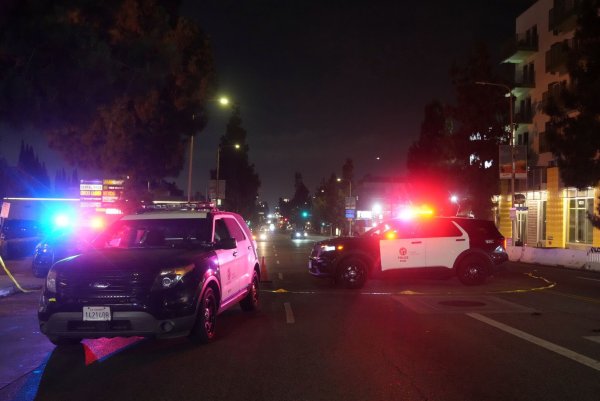Viele Menschen wurden verletzt, als ein Auto vor einem Club in Hollywood in die Menge fuhr. - © Damian Dovarganes/AP/dpa