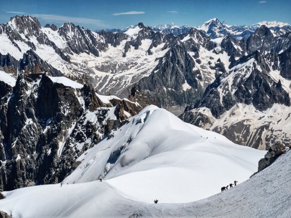Immer wieder kommen im Mont-Blanc-Massiv Alpinisten ums Leben. (Archivbild) - © Sachelle Babbar/ZUMA Wire/dpa