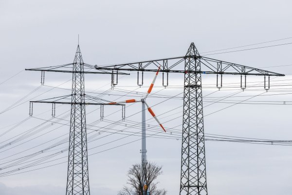 Damit der Windstrom bis zum Stromnutzer kommt, sind Stromleitungen nötig - das ist eine teure Sache. - © Philipp von Ditfurth/dpa
