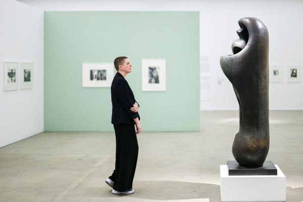 Grafiken «for Duisburg» - im Lehmbruck-Museum zusammen mit Skulptuten zu sehen - © Christoph Reichwein/dpa