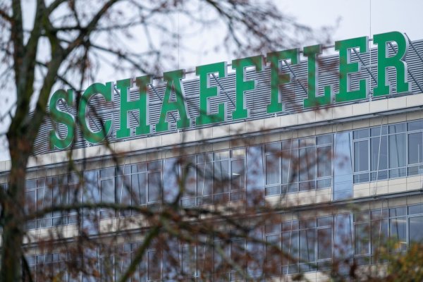 Der Zulieferer Schaeffler baut Tausende Stellen ab (Archivbild). - © Pia Bayer/dpa