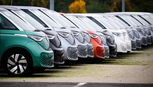Die Nachfrage nach Elektroautos hält sich weiter in Grenzen. (Archivfoto) - © Julian Stratenschulte/dpa