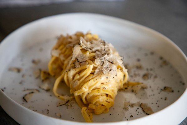 Hier ist der Trüffel der Star und braucht nicht viel Beiwerk: Über die Tagliatelle wird der Trüffel hauchdünn geraspelt. - © BOS FOOD/dpa-tmn