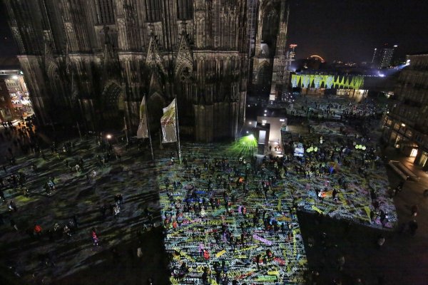 Silvester 2016 gab es eine Lichtinstallation am Kölner Dom. Dieses Jahr wird sie ausfallen. (Archivfoto) - © picture alliance / Oliver Berg/dpa