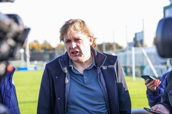 Vorerst neuer Sportdirektor beim FC Schalke 04: Youri Mulder. - © Tim Rehbein/dpa