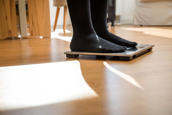 Kilos weg, Haut noch da? Ein Gerichtsurteil stärkt die Rechte von Betroffenen: Krankenkassen müssen die Kosten für eine notwendige Hautstraffung nach starker Gewichtsabnahme übernehmen. - © Christin Klose/dpa-tmn