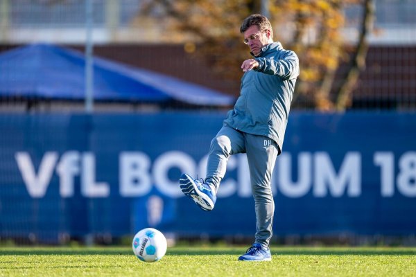Dieter Hecking bat am ersten Arbeitstag zu zwei Trainingseinheiten. - © David Inderlied/dpa