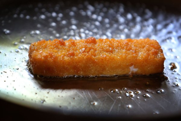 Verbraucher sollten die Fischstäbchen nicht braten oder gar essen. (Archivfoto) - © Karl-Josef Hildenbrand/dpa
