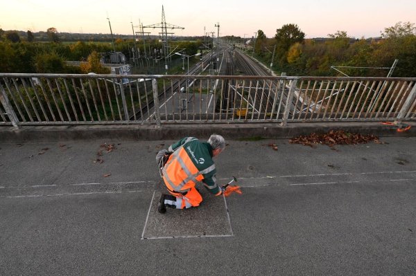 Am Morgen nach der Sperrung rollte der Bahnverkehr laut DB wieder im Normalbetrieb. - © Roberto Pfeil/dpa