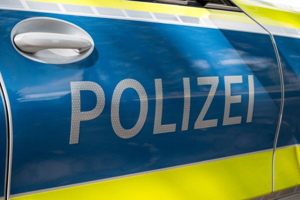 Ein 45-Jähriger hat in Mönchengladbach einen Streifenwagen gerammt und dabei einen Polizisten verletzt. (Symbolbild) - © Daniel Vogl/dpa