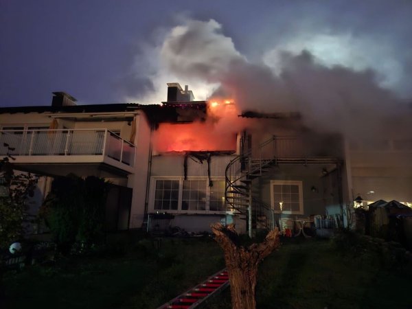 Ein Passant wurde auf das Feuer aufmerksam. - © -/Feuerwehr Detmold/dpa