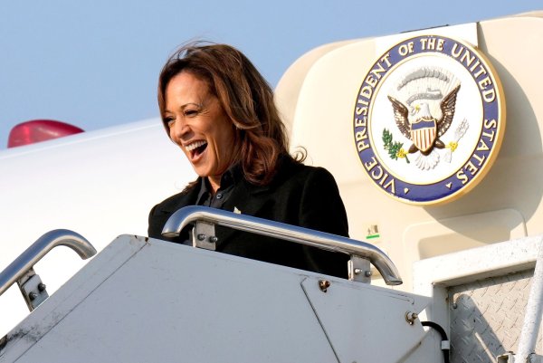 Die demokratische US-Präsidentschaftskandidatin Kamala Harris kann als amtierende Vizepräsidentin im Wahlkampf die Regierungsmaschine nutzen. (Archivbild) - © Jacquelyn Martin/AP/dpa