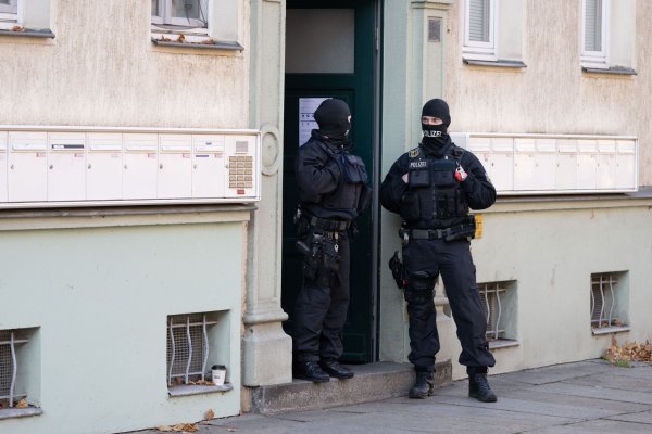Festnahmen bei Razzia gegen Rechtsterroristen. - © Sebastian Kahnert/dpa