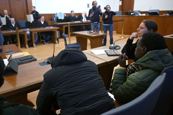 Seit einem Jahr läuft der Prozess um die tödlichen Polizeischüsse vor dem Landgericht Dortmund (Archivfoto) - © Federico Gambarini/dpa